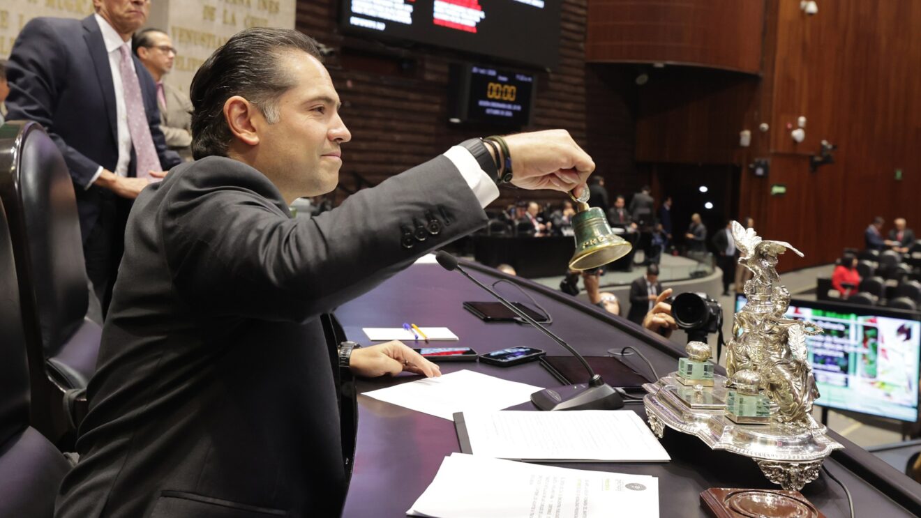 Legislador de la Cámara de Diputados toca la campana en la mesa de la Presidencia