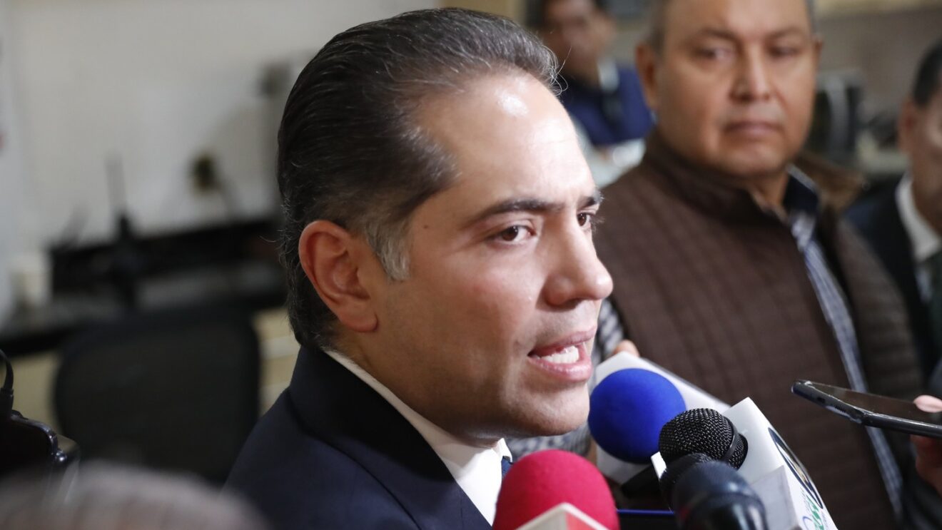 Intercambio con reporteros en un recinto legislativo.