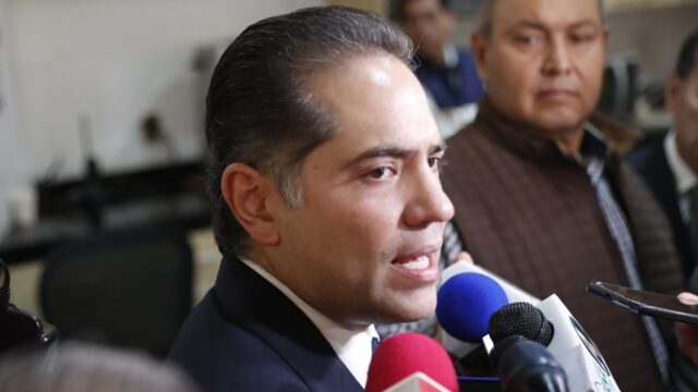 Intercambio con reporteros en un recinto legislativo.